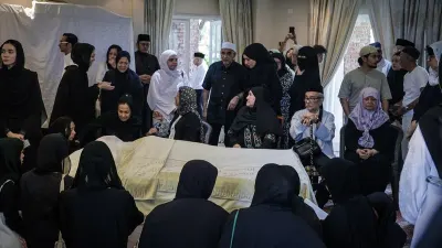 Wife of Malaysia’s longest-serving PM Mahathir dies aged 100 — Daily Maverick