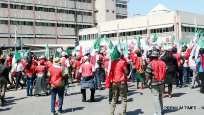 Nigerian workers threaten warning strike over high petrol prices, minimum wage — Premium Times