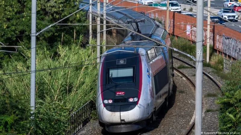 France: Sabotage suspected in train derailment — photograph supplied by Deutsche Welle