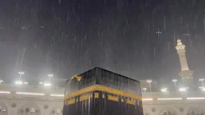 Heavy rain falls over the Kaaba in Mecca — Al Jazeera