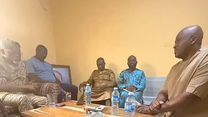 APC Primary: ‘I’m sorry, Daddy’ — Desmond Elliot kneels, apologises to Gbajabiamila — photograph supplied by Premium Times