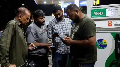 Govt increases petrol price by Rs6.88 per litre, HSD by Rs5.62 per litre — Dawn (Pakistan)