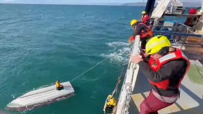 Moment teen is rescued after three days adrift in frigid waters — Euronews